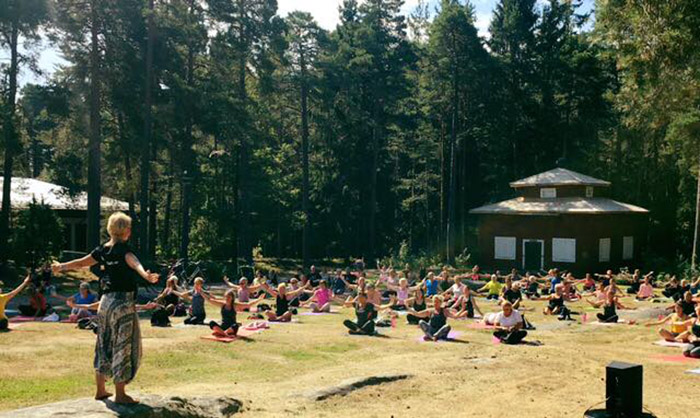 Morgonyoga i Mariebergsskogen med Yogaskolan